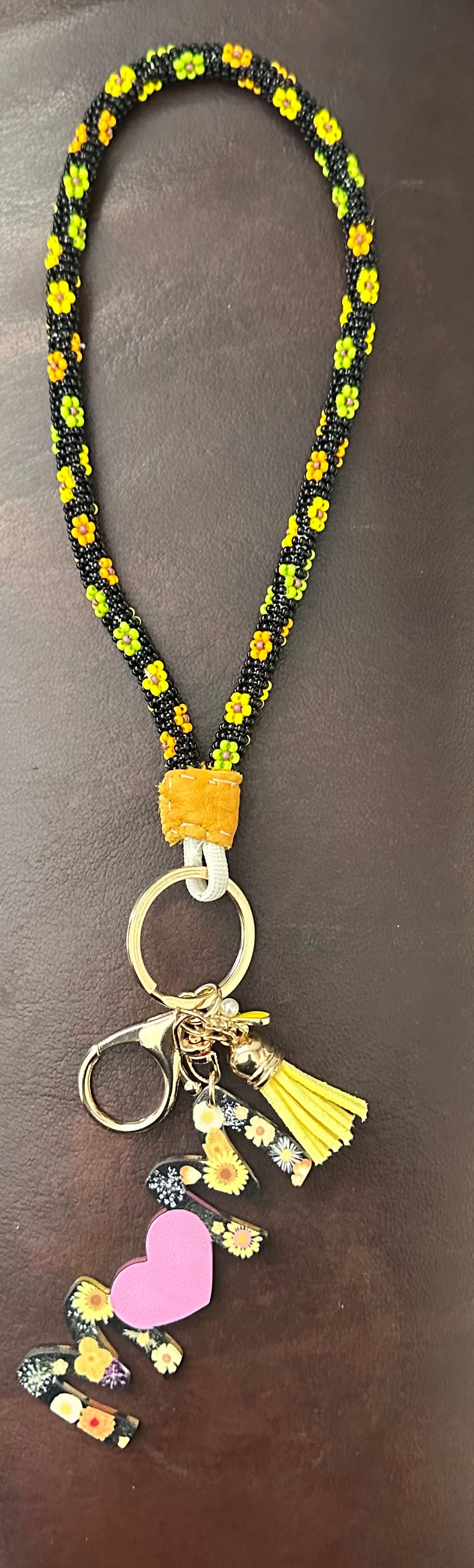 MOM Beaded Wrist Lanyard Keychain — Daisy Floral