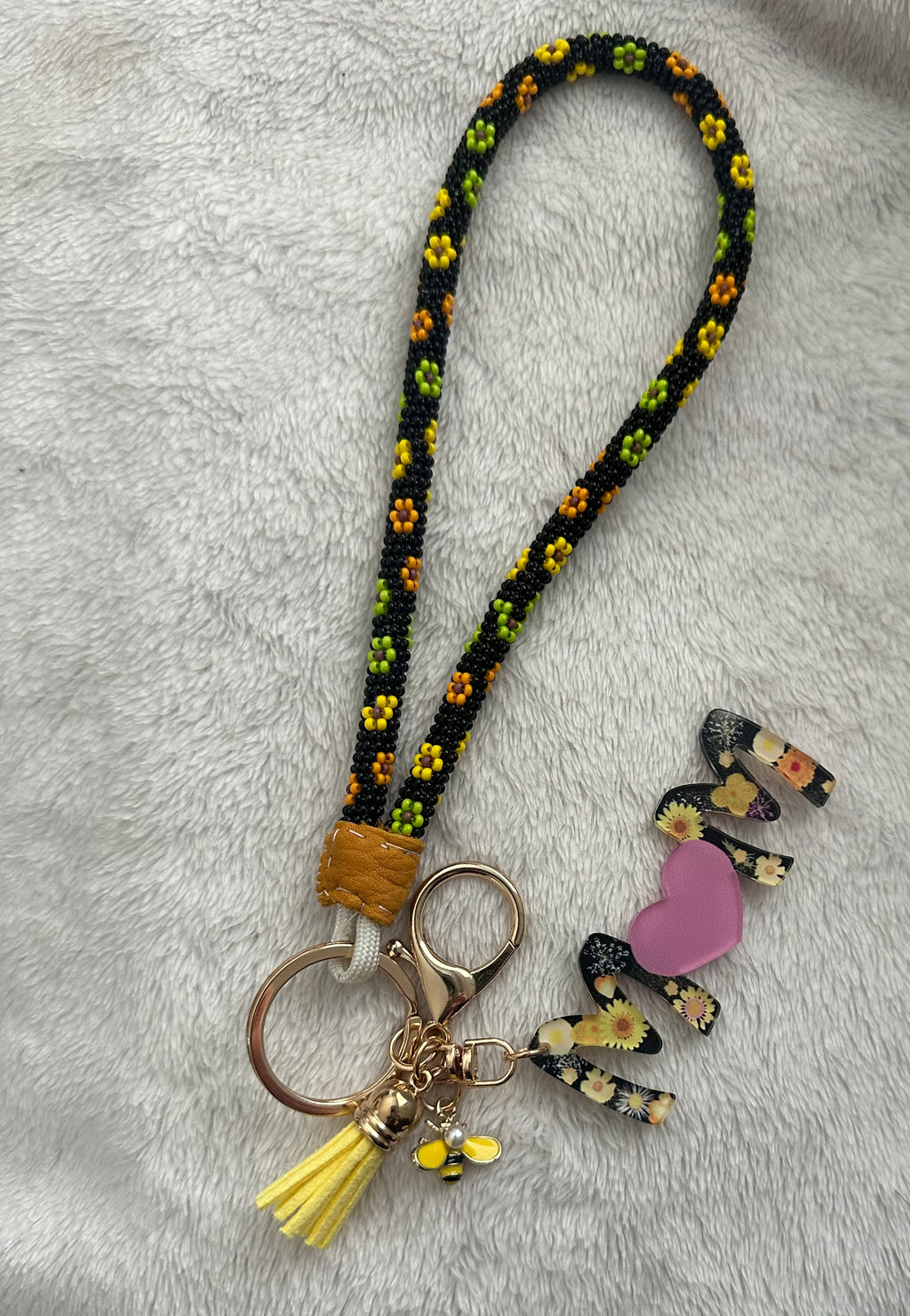 MOM Beaded Wrist Lanyard Keychain — Daisy Floral