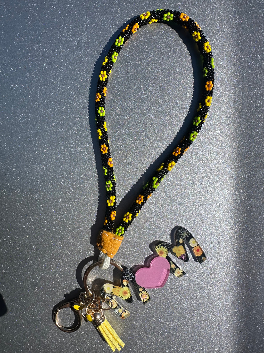 MOM Beaded Wrist Lanyard Keychain — Daisy Floral