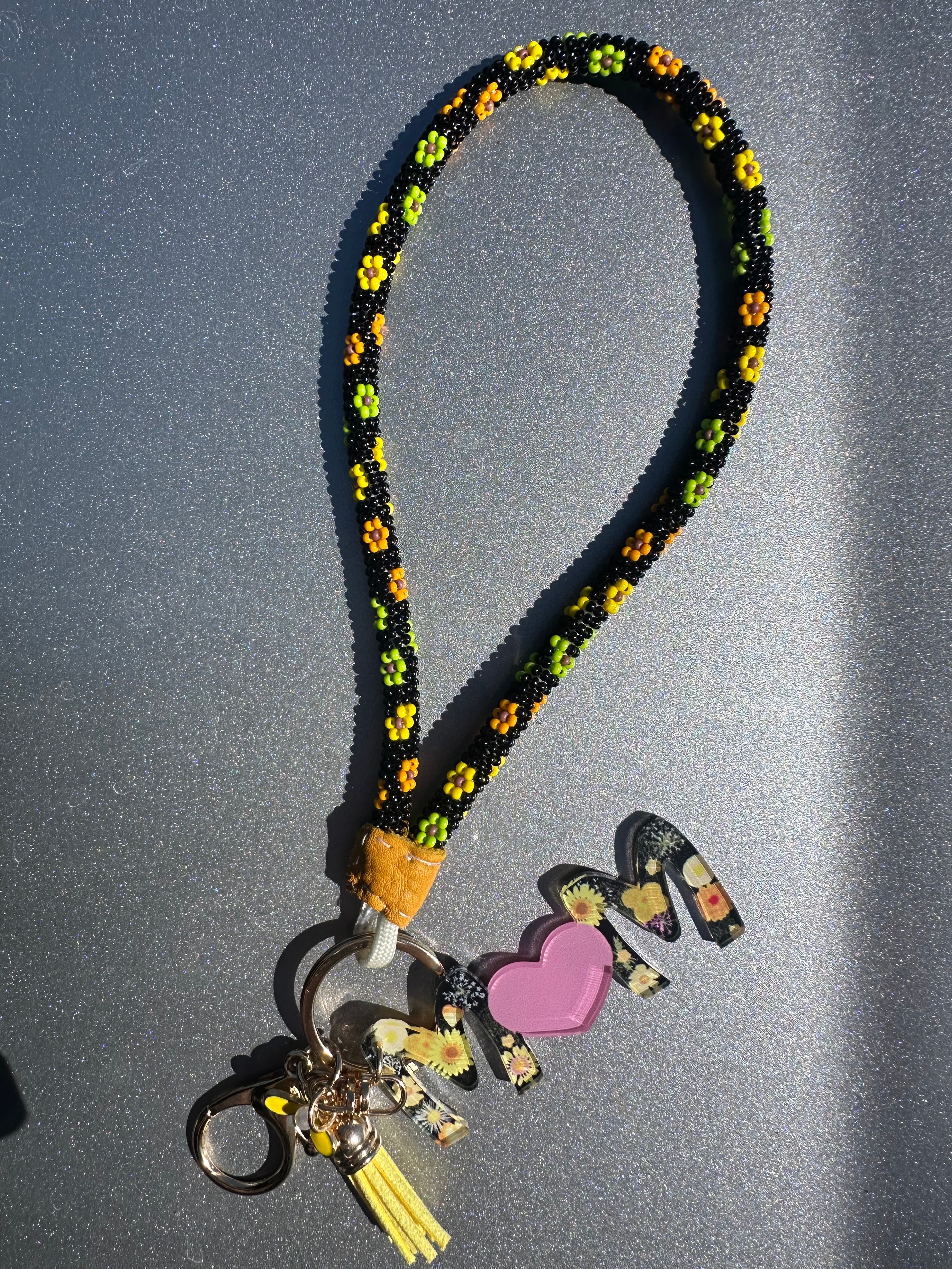 MOM Beaded Wrist Lanyard Keychain — Daisy Floral