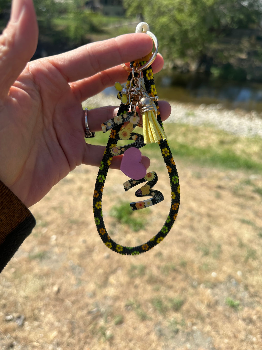 MOM Beaded Wrist Lanyard Keychain — Daisy Floral