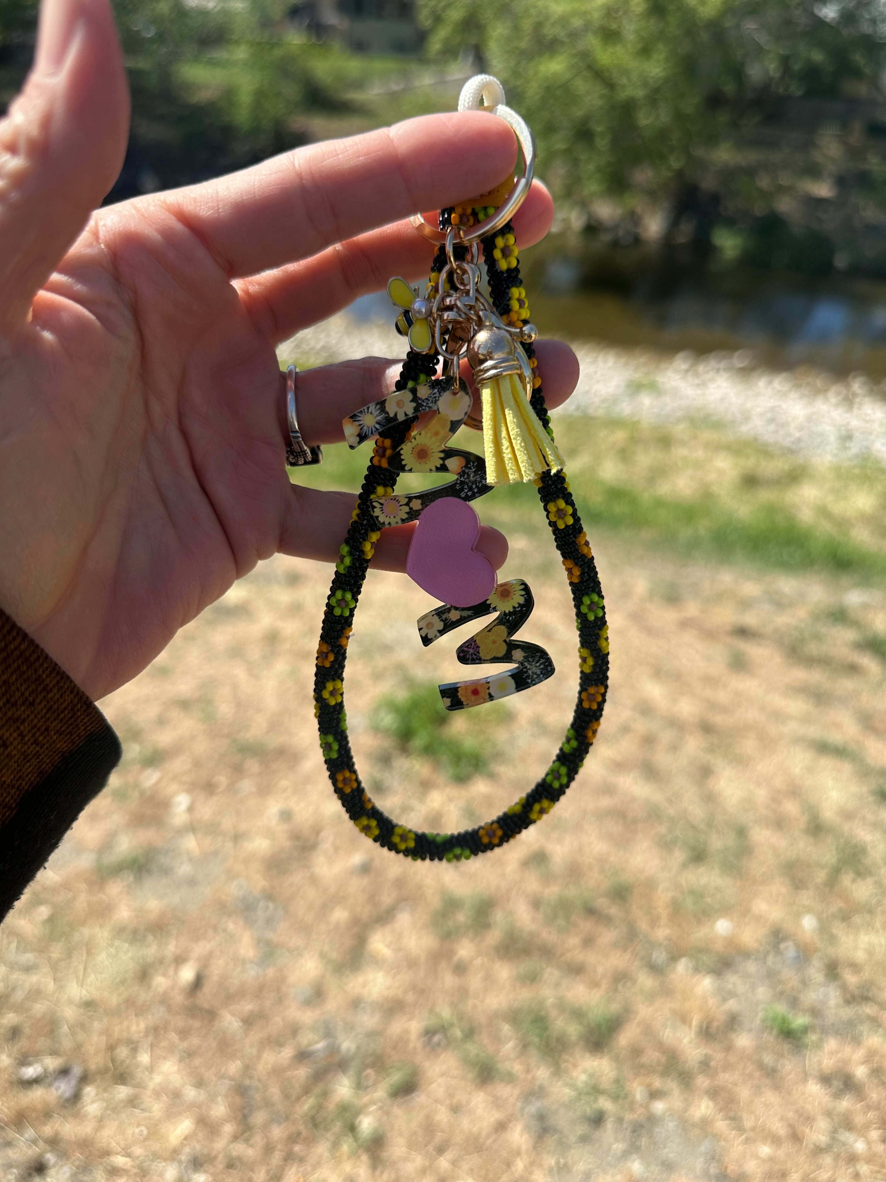 MOM Beaded Wrist Lanyard Keychain — Daisy Floral