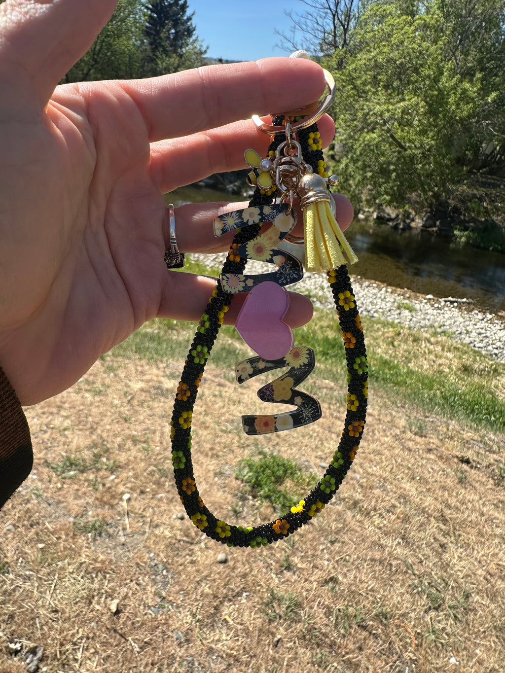 MOM Beaded Wrist Lanyard Keychain — Daisy Floral