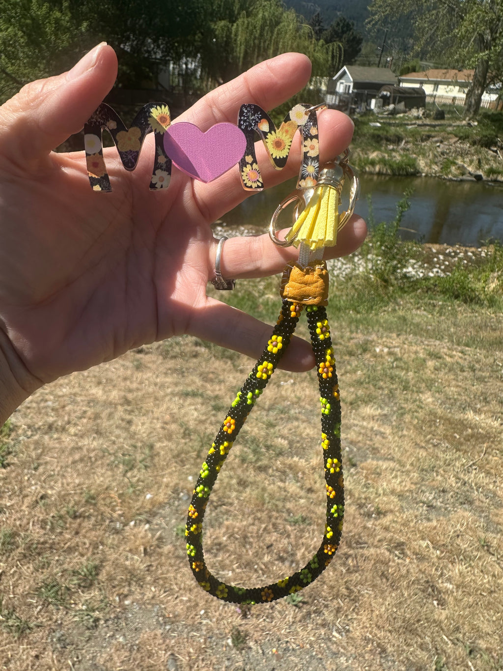 MOM Beaded Wrist Lanyard Keychain — Daisy Floral