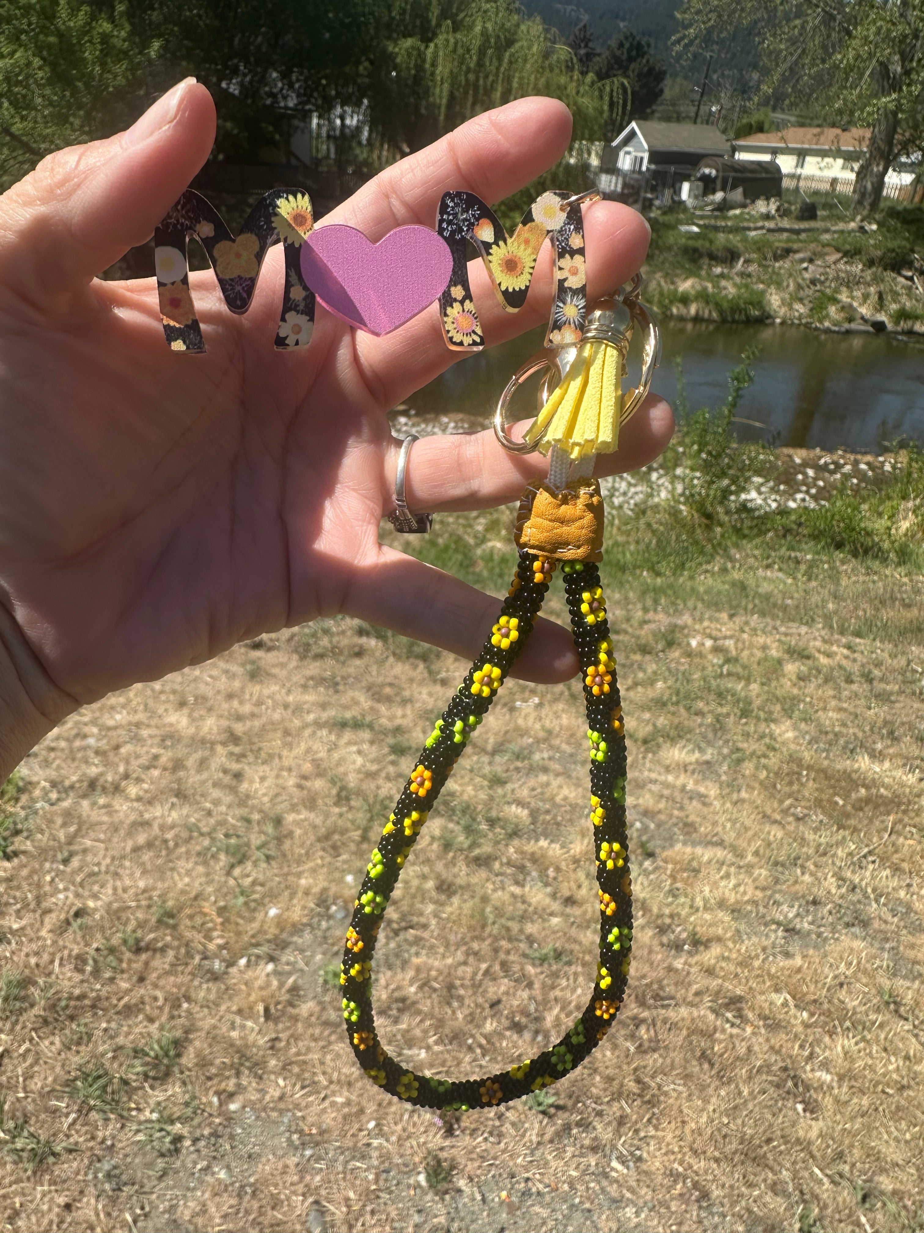 MOM Beaded Wrist Lanyard Keychain — Daisy Floral