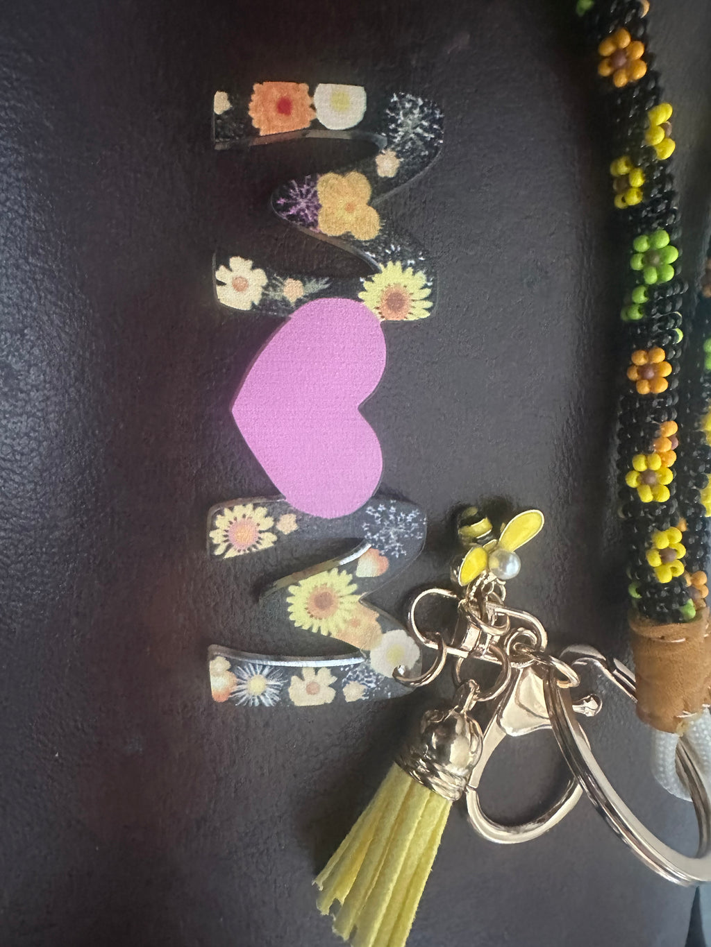 MOM Beaded Wrist Lanyard Keychain — Daisy Floral